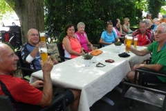 In einer Gartenwirtschaft in Bad Bellingen: nach ca. 80 km in den Beinen schmeckt das Weizenbier ! 24.7.2015